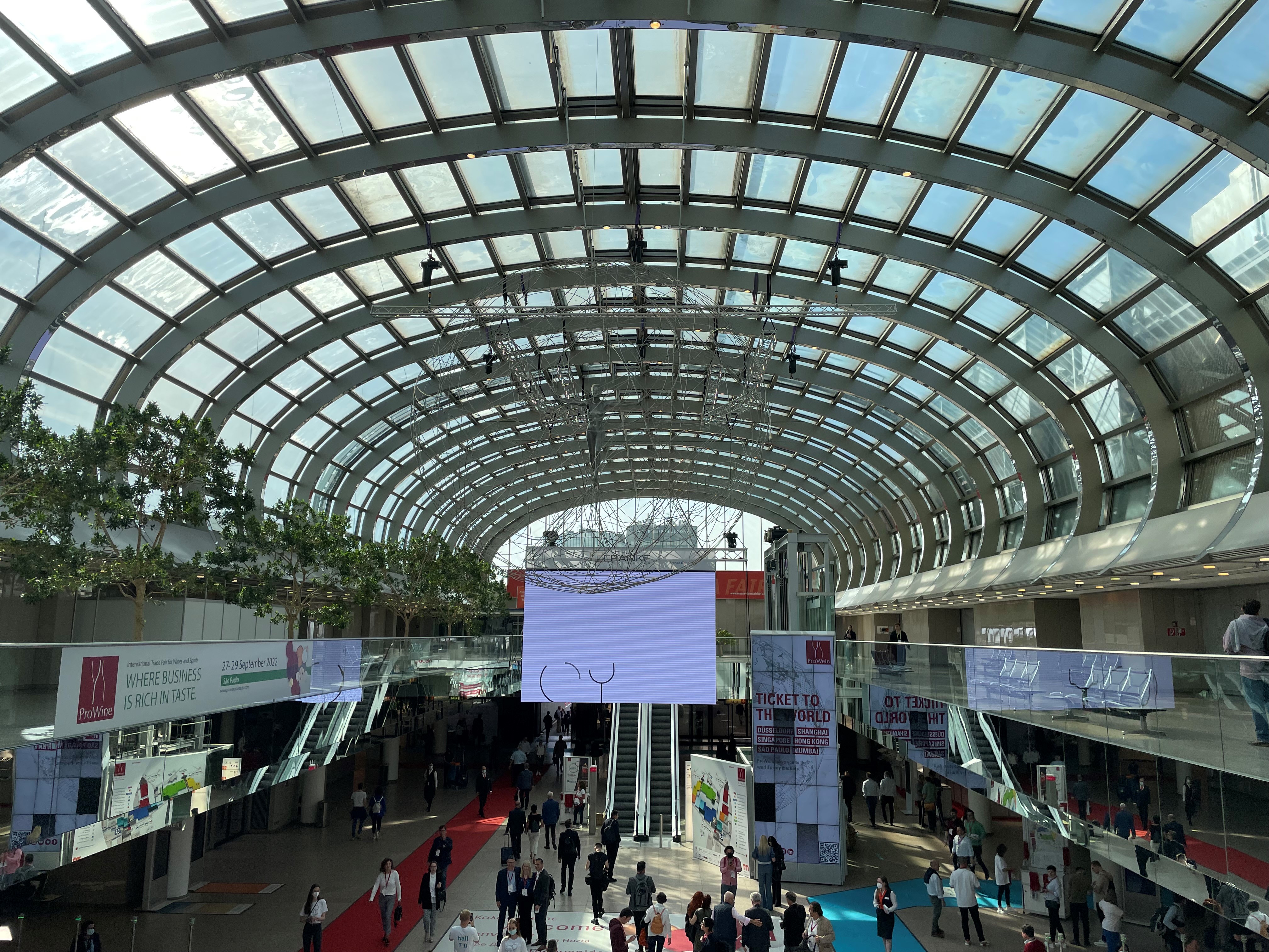 Eingang der Messe Düsseldorf  zur ProWein 2022
