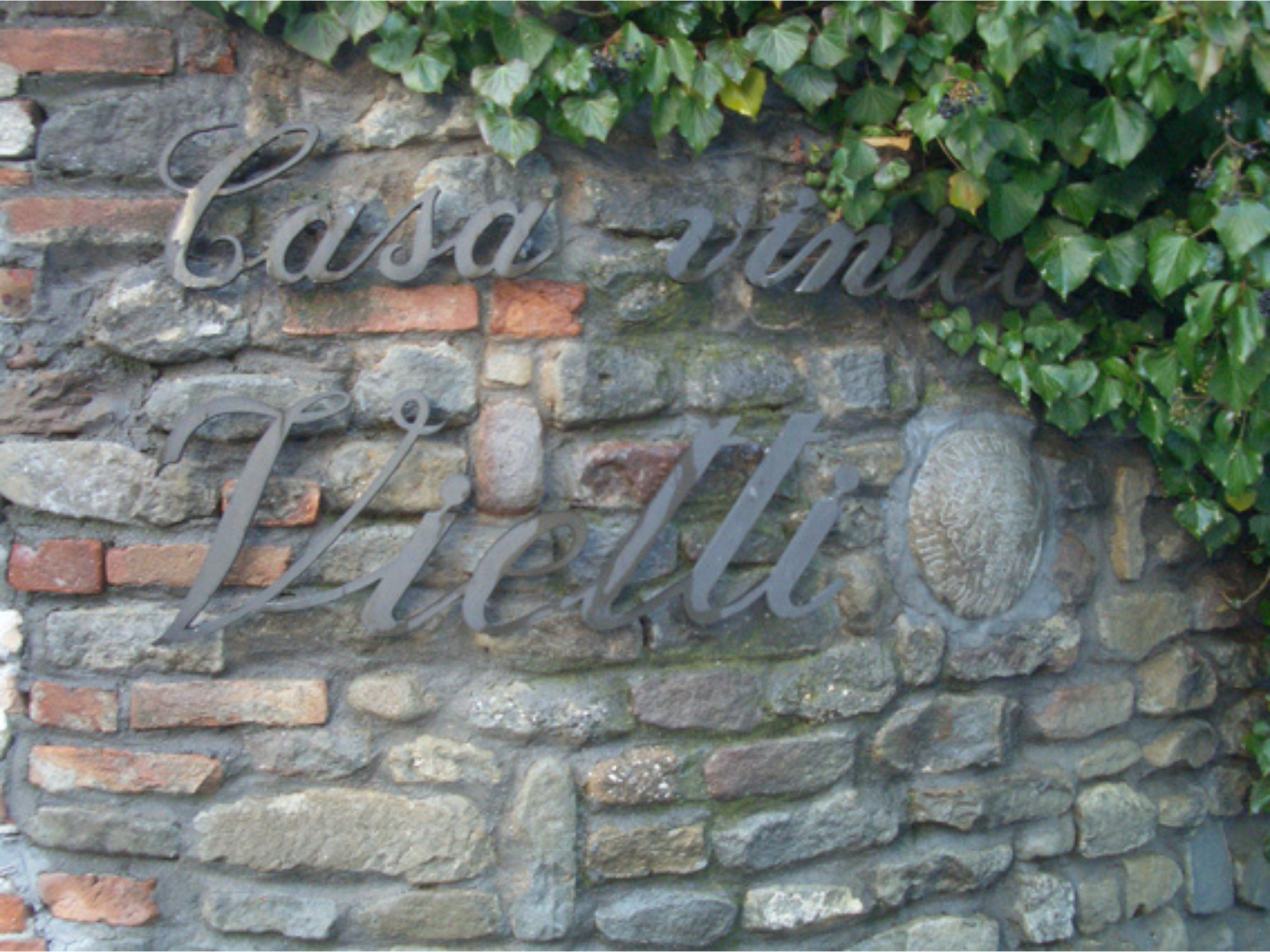 Steinmauer mit Schriftzug Casa Vinicola Vietti
