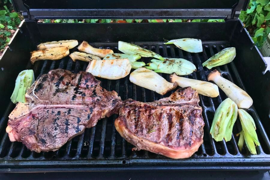 T-Bone Steak vom Rind mit Fenchel und Kräuterseitlingen auf einem Gasgrill