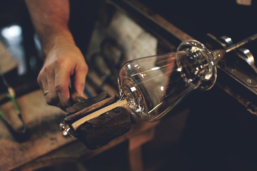 Der Stiel des Zalto-Glases wird mit traditionellem Holzgerät per Hand gezogen